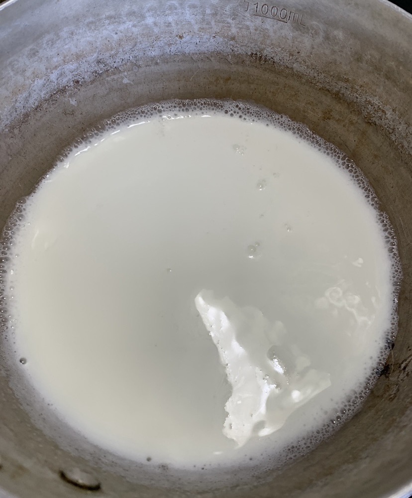 牛乳と水を半分づつ沸かす